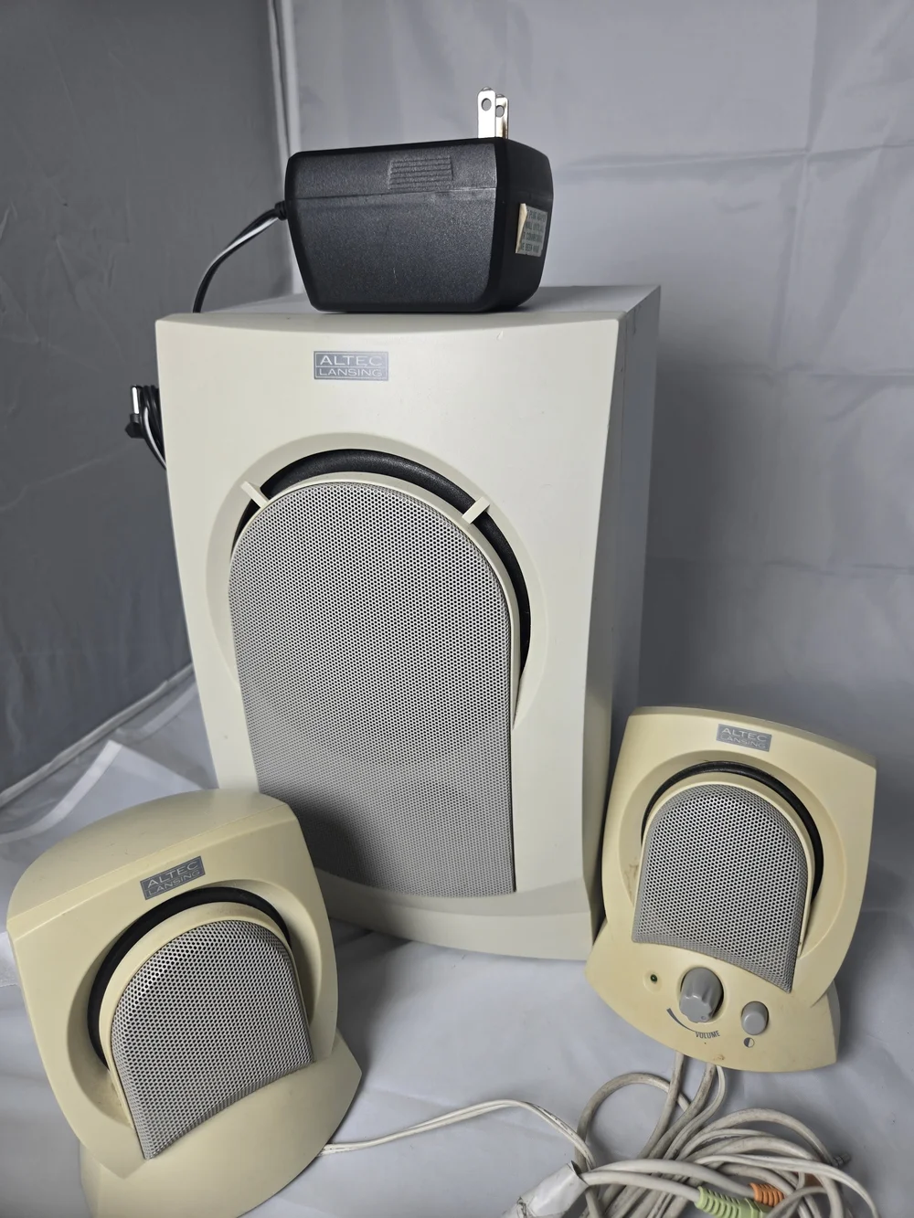 Vintage 2.1 Desktop Speaker System - Ivory